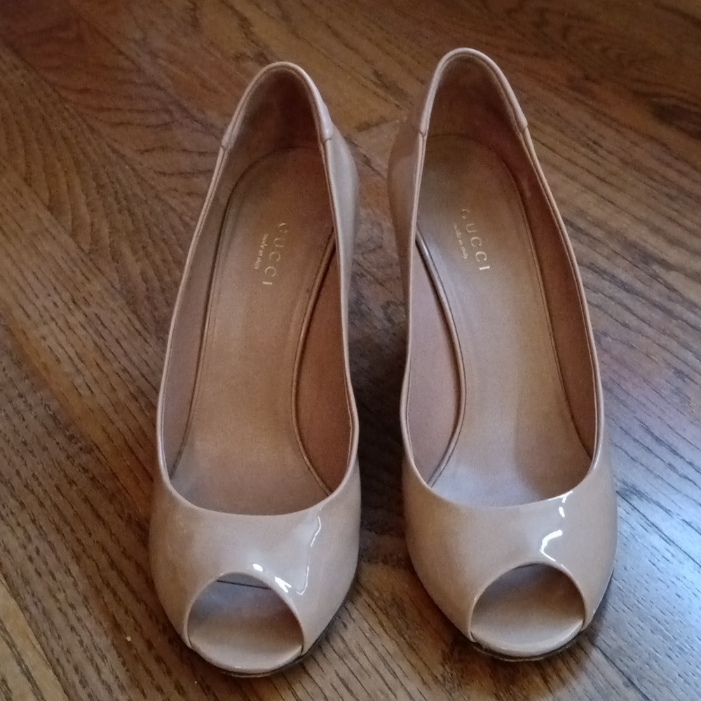 Gucci tan pumps